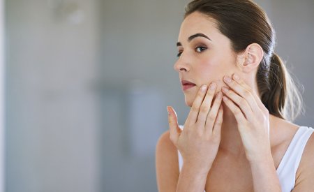 Wanita berkaca Wanite berkaca